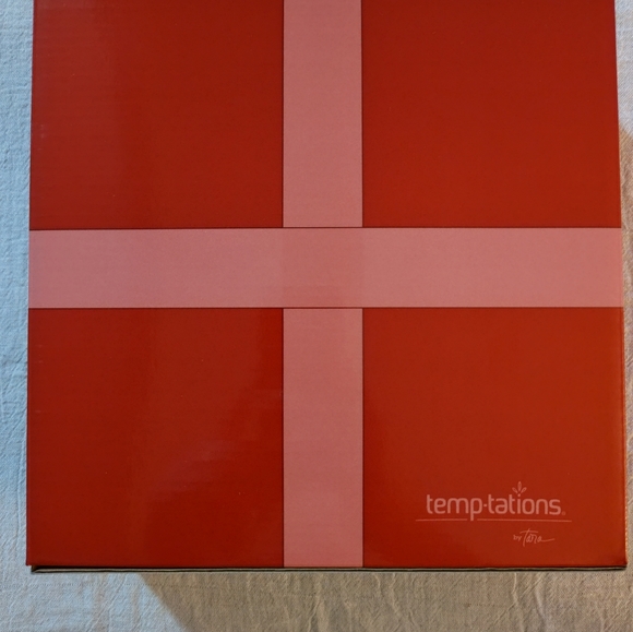 Set of 4 Temptations by Tara Ren and Pink Salad, Dessert Snack plates. - Picture 7 of 15